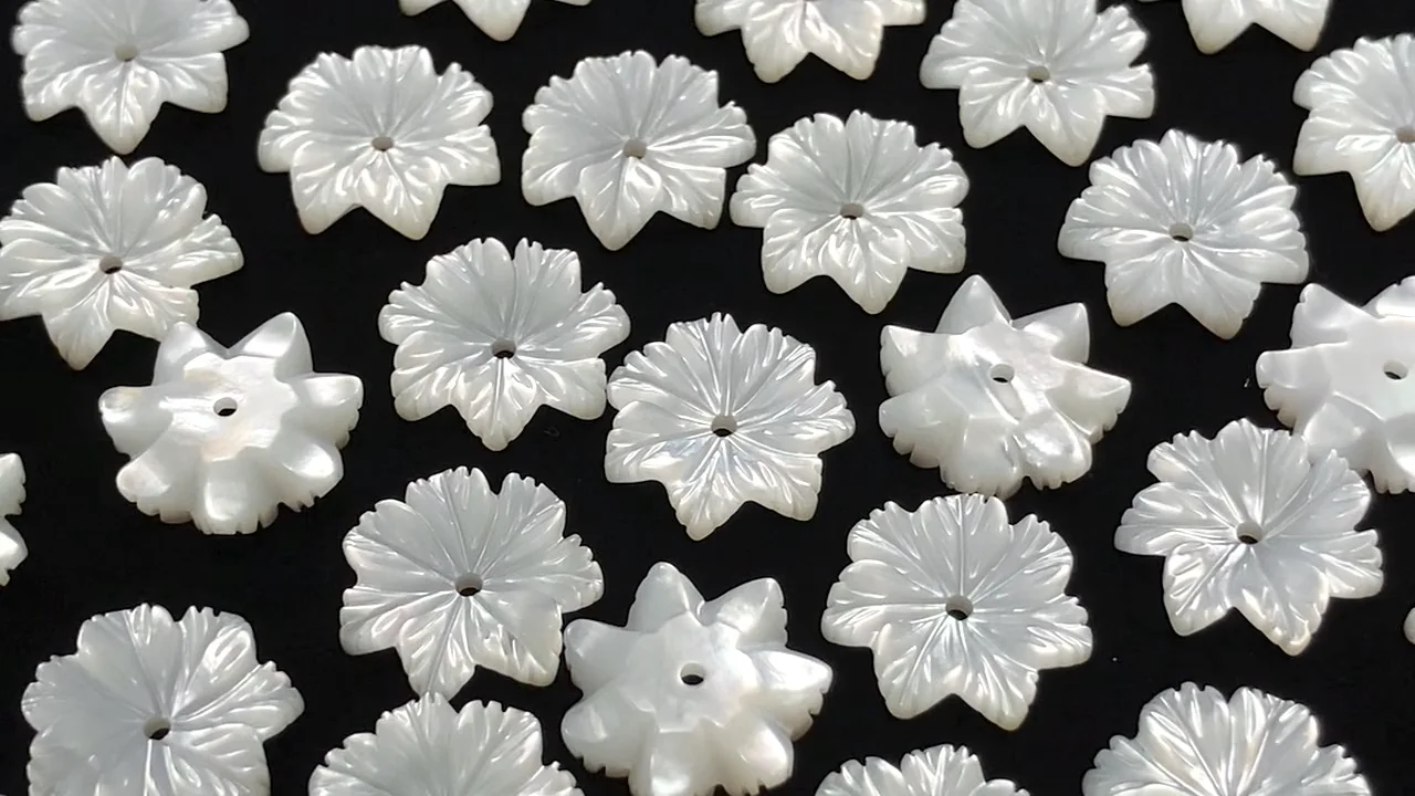 高品質ホワイトシェル(白蝶貝) フラワー 12mm 中央穴 3個｜天然石