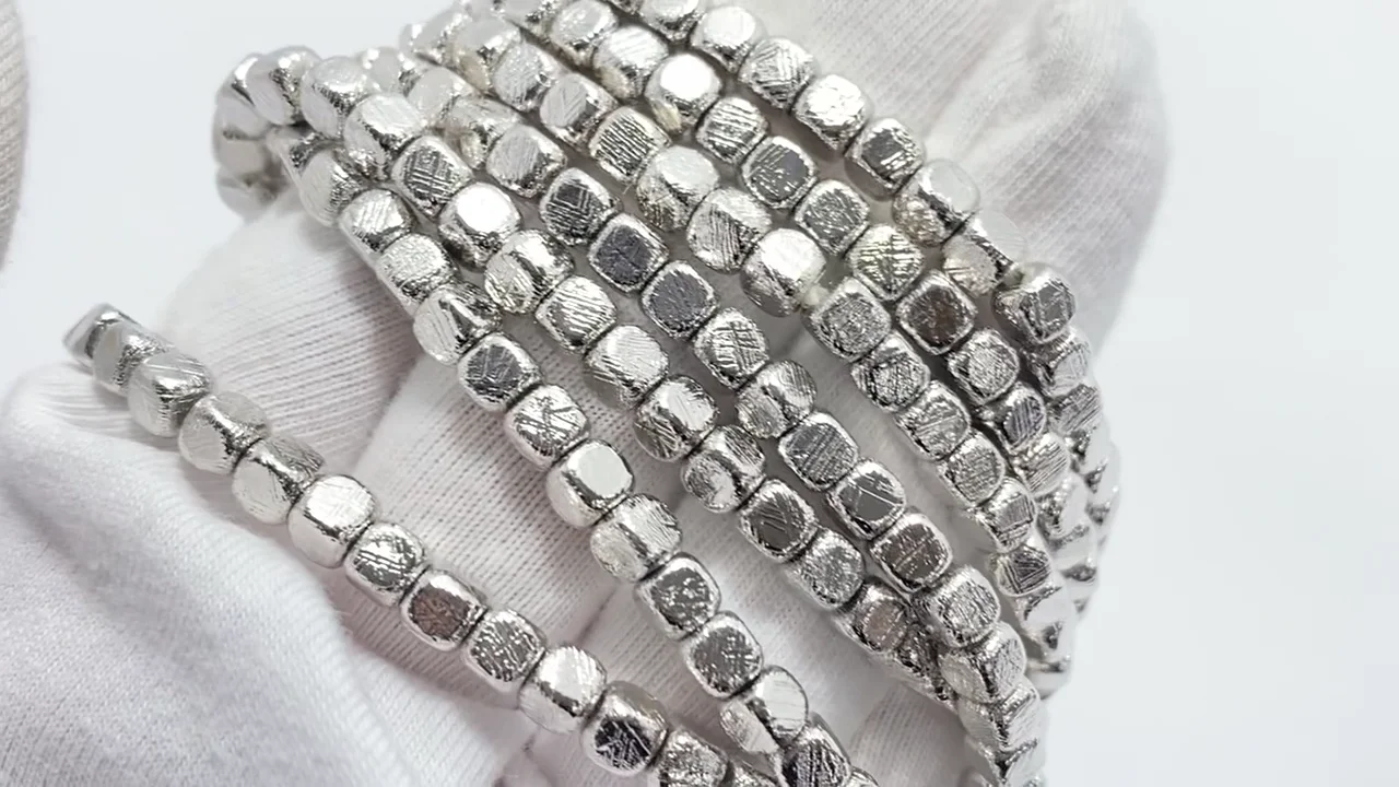 動画】メテオライト(ムオニナルスタ隕石) キューブ4×4×4mm 1連(ブレス