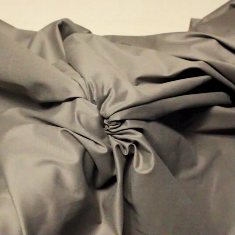 Vidéo: Gabardine coton & élasthanne émerisée - Gris