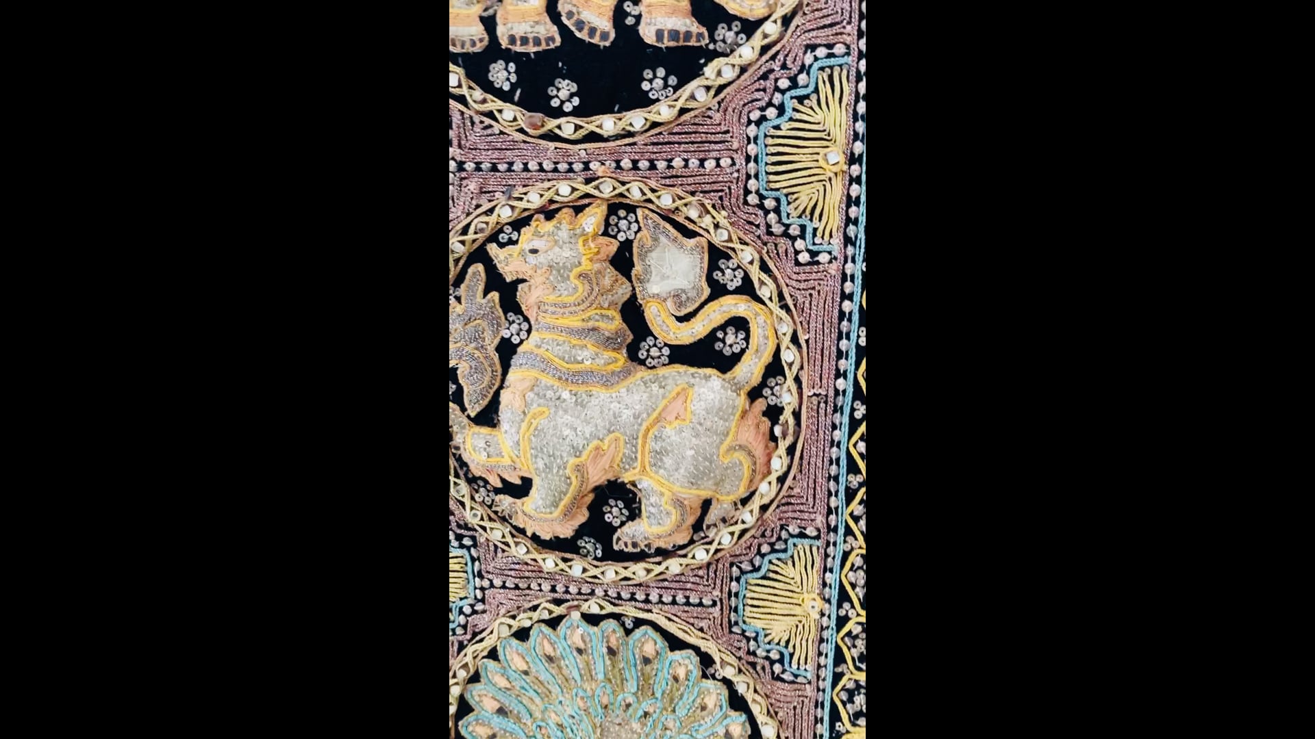 Magnifique tapisserie murale Birmanie Kalaga, avec sequins