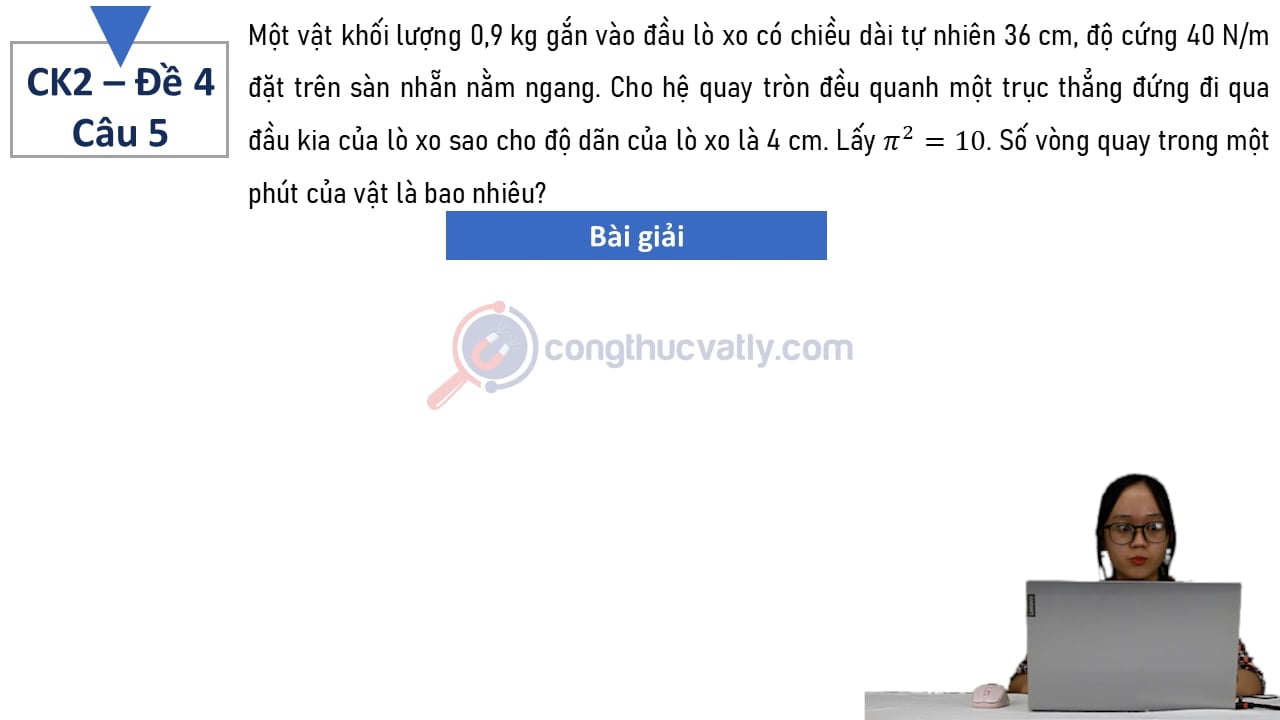 Một vật khối lượng 0,9 kg gắn vào đầu lò xo có chiều dài tự nhiên 36 cm, độ cứng 40 N/m đặt trên sàn nhẵn nằm ngang.