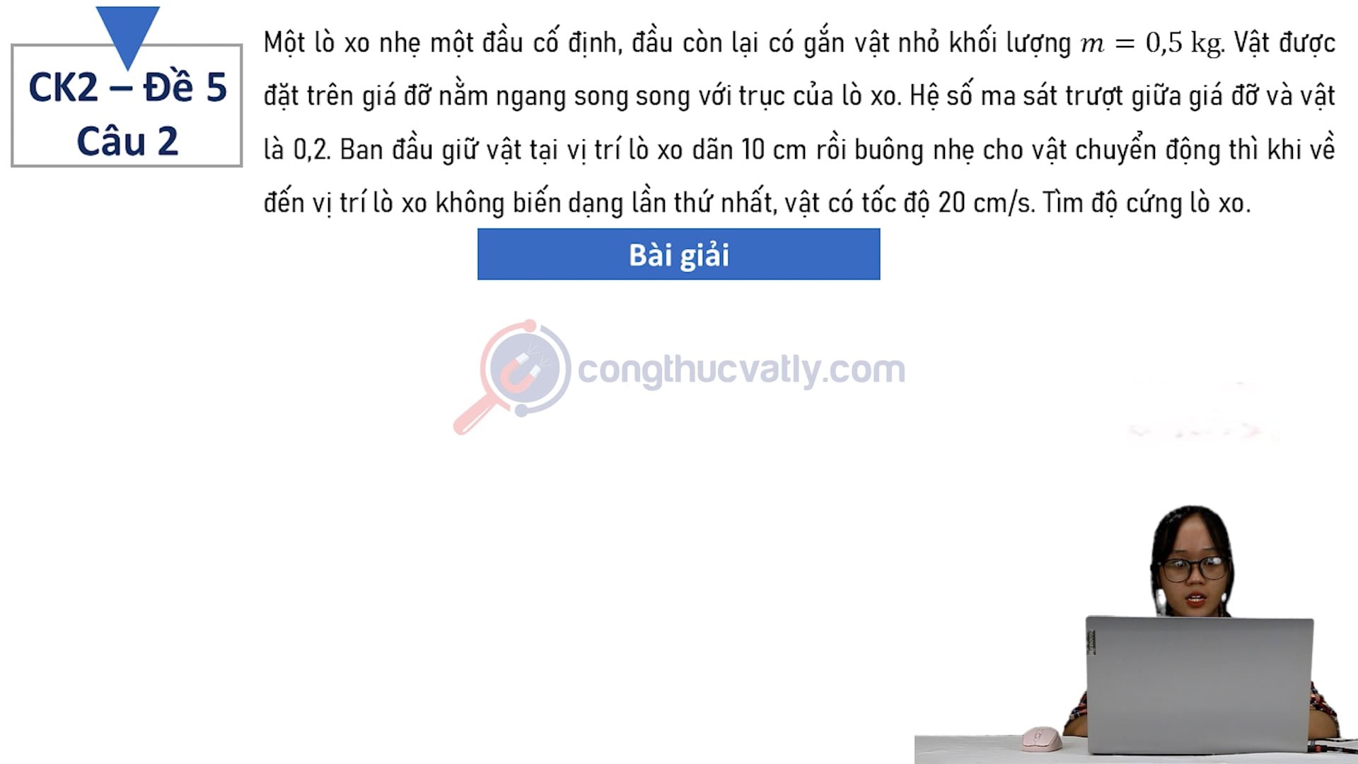 Một lò xo nhẹ một đầu cố định, đầu còn lại có gắn vật nhỏ khối lượng m = 0,5 kg.
