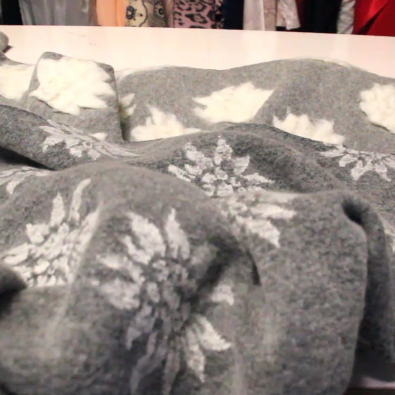 Vidéo: Laine bouillie - Poinsettia blanc cassé fond gris