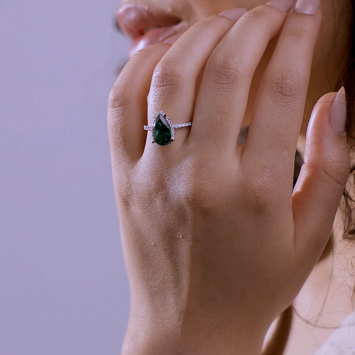 Daffodil: Anillo de Compromiso con Esmeralda de Corte Pera de 3 ctw y  Diamantes Lab-Grown Redondos con Halo en Oro Rosa de 14K, image size:1200x1200