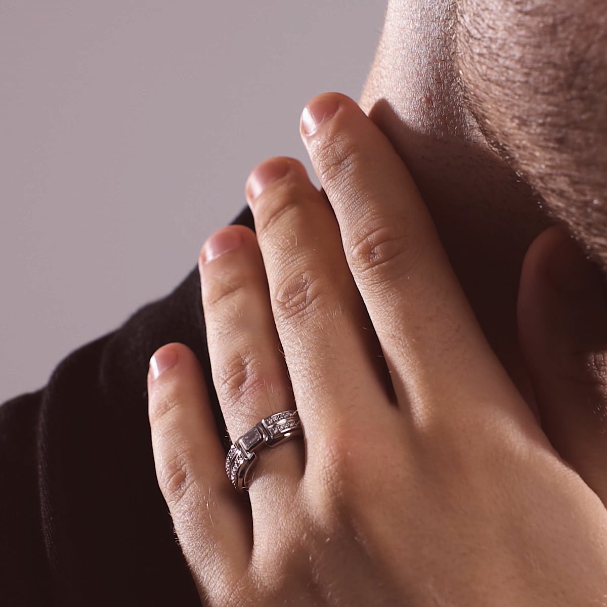 Alianza de compromiso de diamante cultivado en laboratorio esmeralda de 2/3  ctw, orientación este-oeste, solitario en oro blanco de 14K, F, VS2, image size:1200x1200