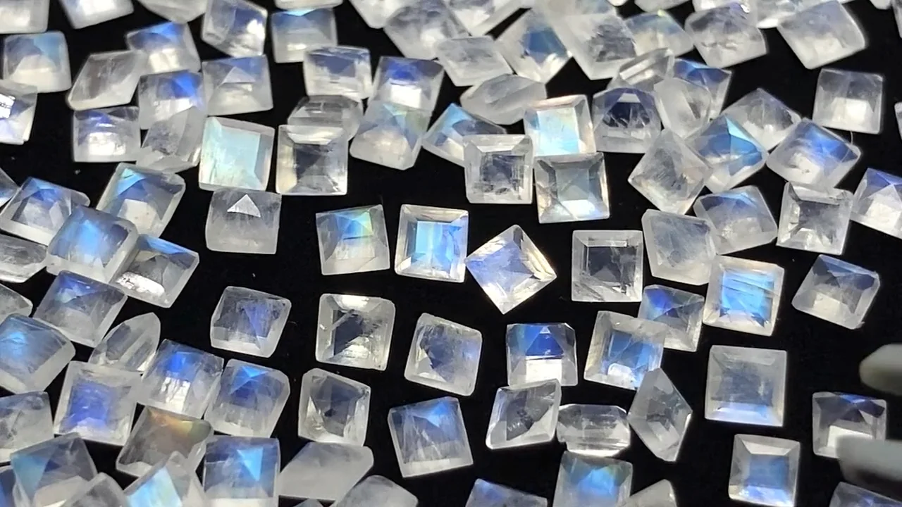 レインボームーンストーンAAA ルース スクエアファセットカット3×3mm