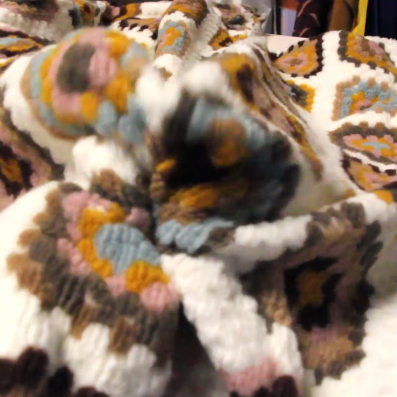 Vidéo: Laine bouillie - Carré multicolore fond blanc cassé