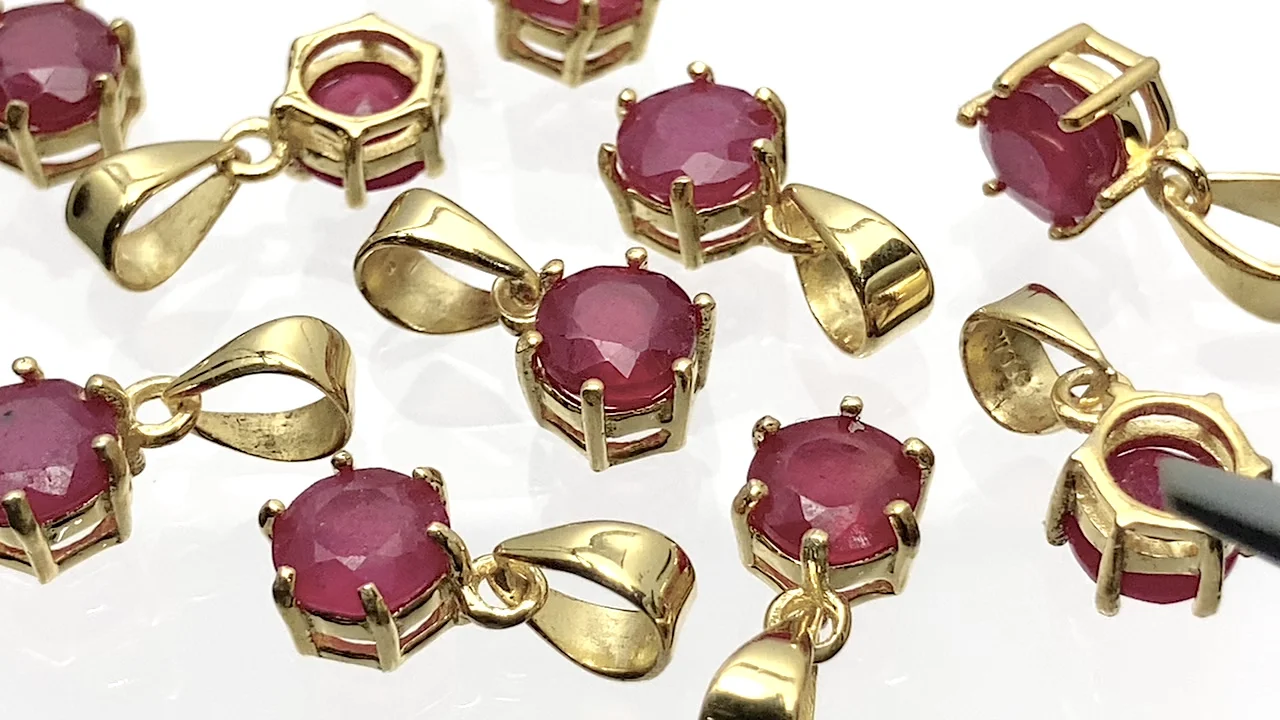 ルビー ラウンドファセットカット ペンダントトップ7×6×4mm