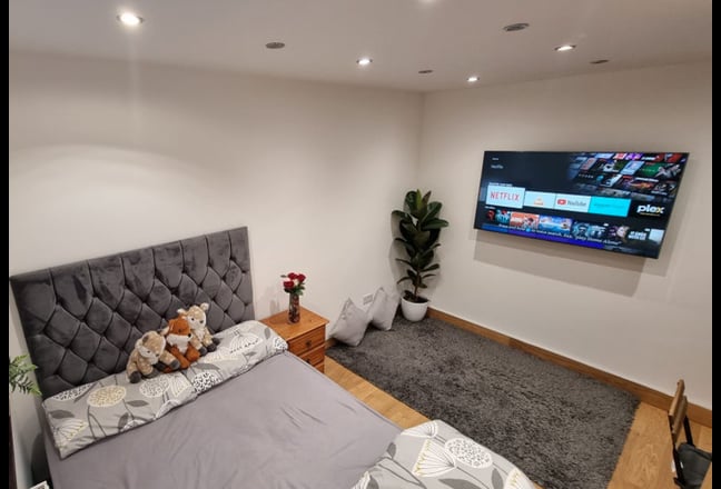 Lovely double cosy room with smart tv for a lady Main Photo