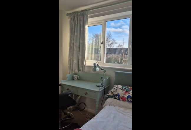 Warm sunny double room available December 20th Main Photo