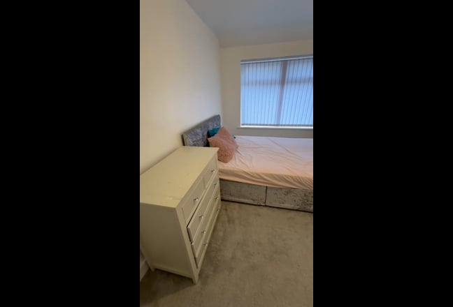 Large double room for single female occupancy Main Photo