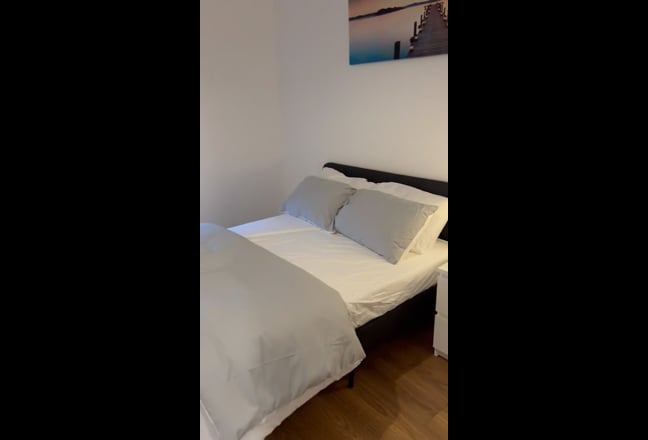 Clean and modern double room near Paisley town  Main Photo