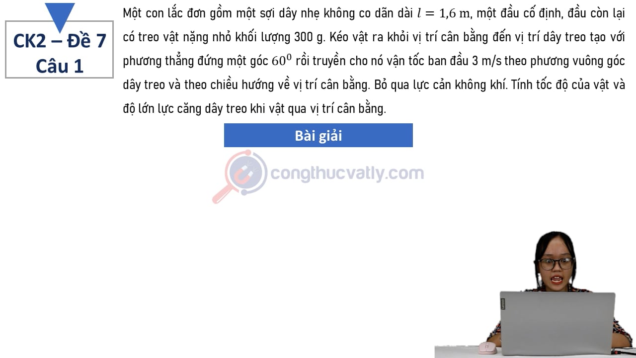 Một con lắc đơn gồm một sợi dây nhẹ không co dãn dài l = 1,6 m, một đầu cố định, đầu còn lại có treo vật nặng nhỏ khối lượng 300 g.