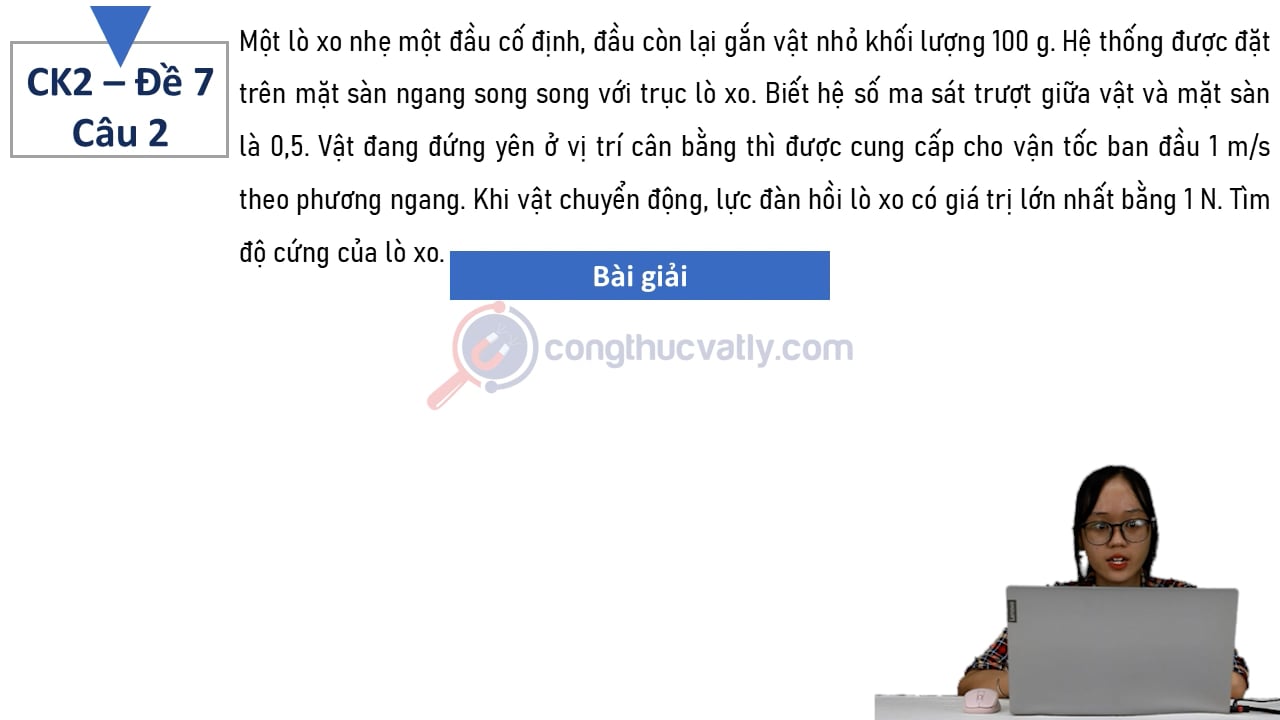 Một lò xo nhẹ một đầu cố định, đầu còn lại gắn vật nhỏ khối lượng 100 g.