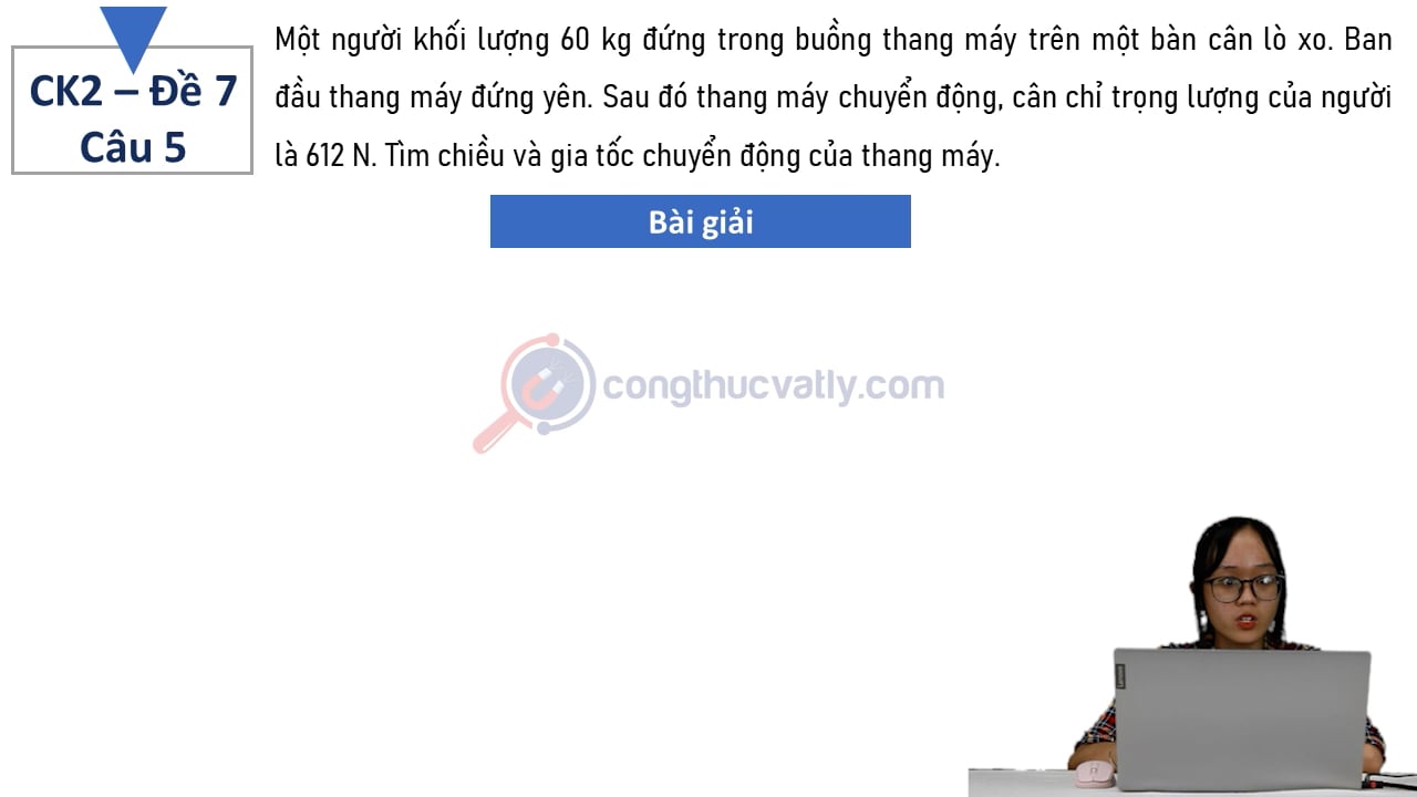 Một người khối lượng 60 kg đứng trong buồng thay máy trên một bàn cân lò xo.