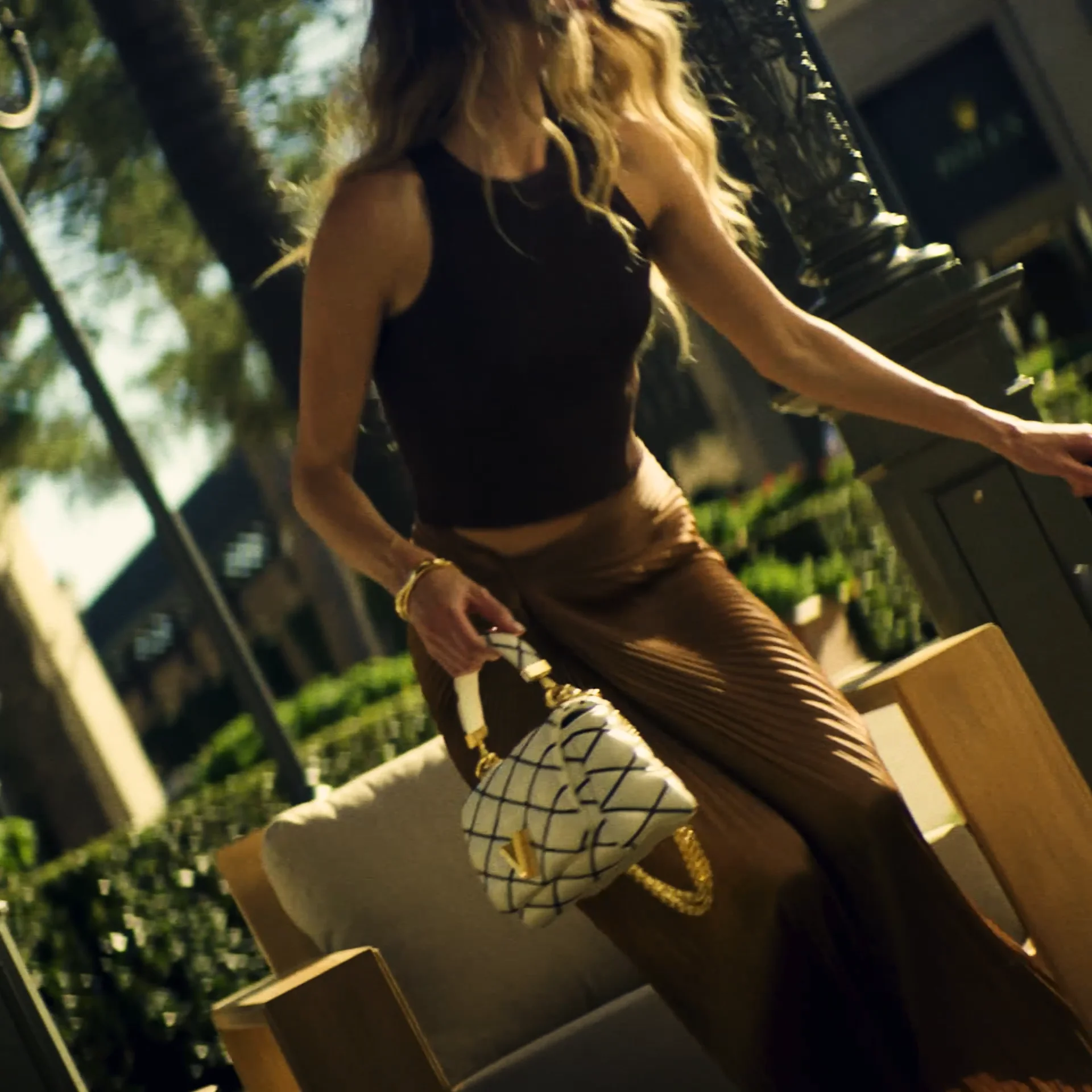 FashionIsland.com Hero Video - Shopping Directory - Winter 2024/2025 -  Mobile