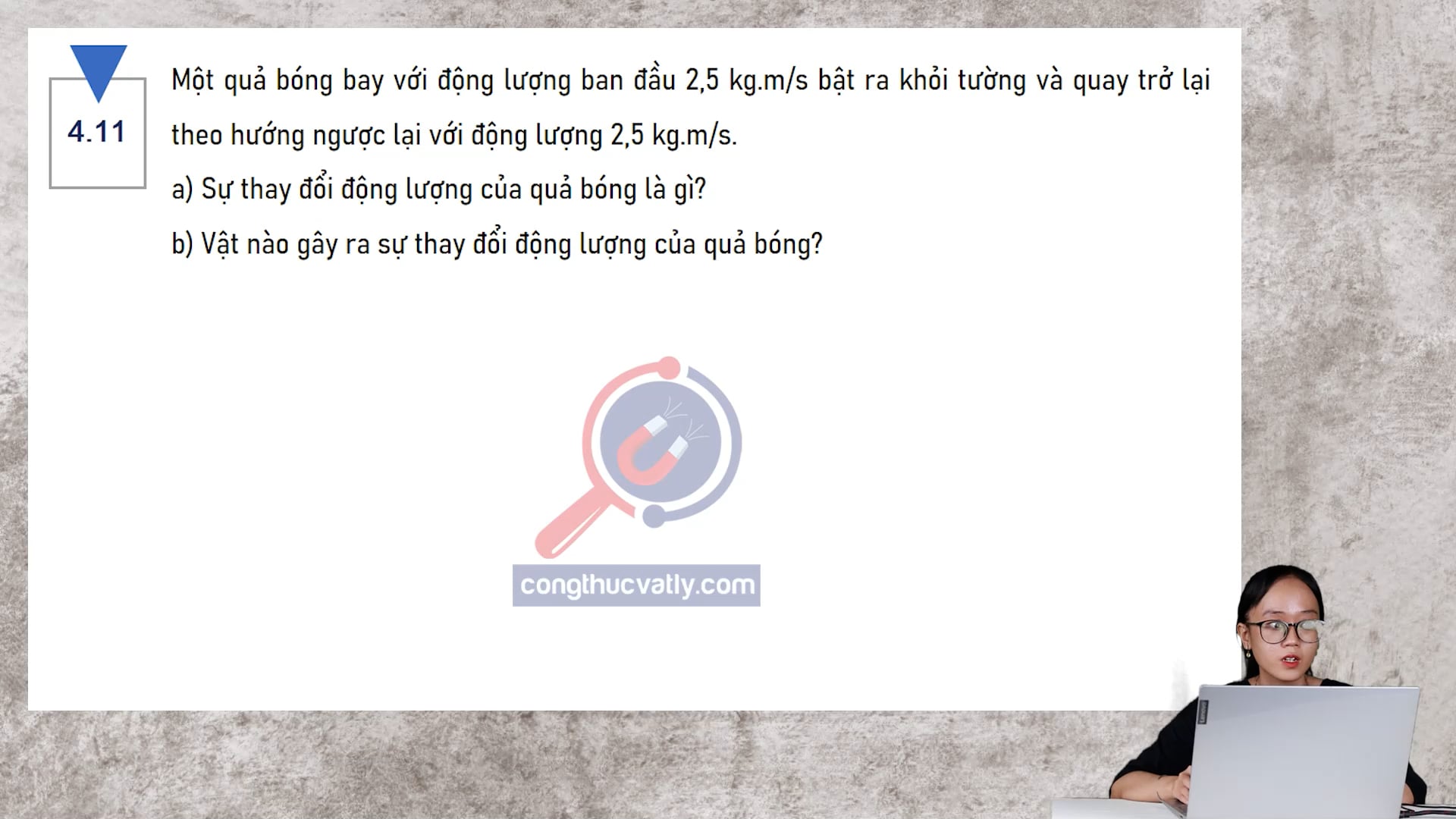 Một quả bóng bay với động lượng ban đầu 2,5 kg.m/s bật ra khỏi tường và quay trở lại theo hướng ngược lại với động lượng 2,5 kg.m/s.