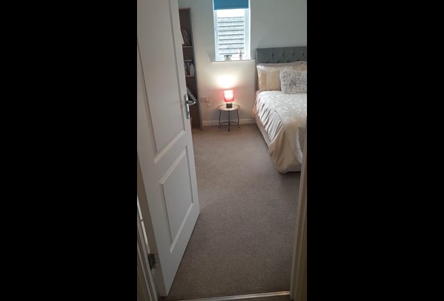 Beautiful Double Room for Short Term Stay Main Photo