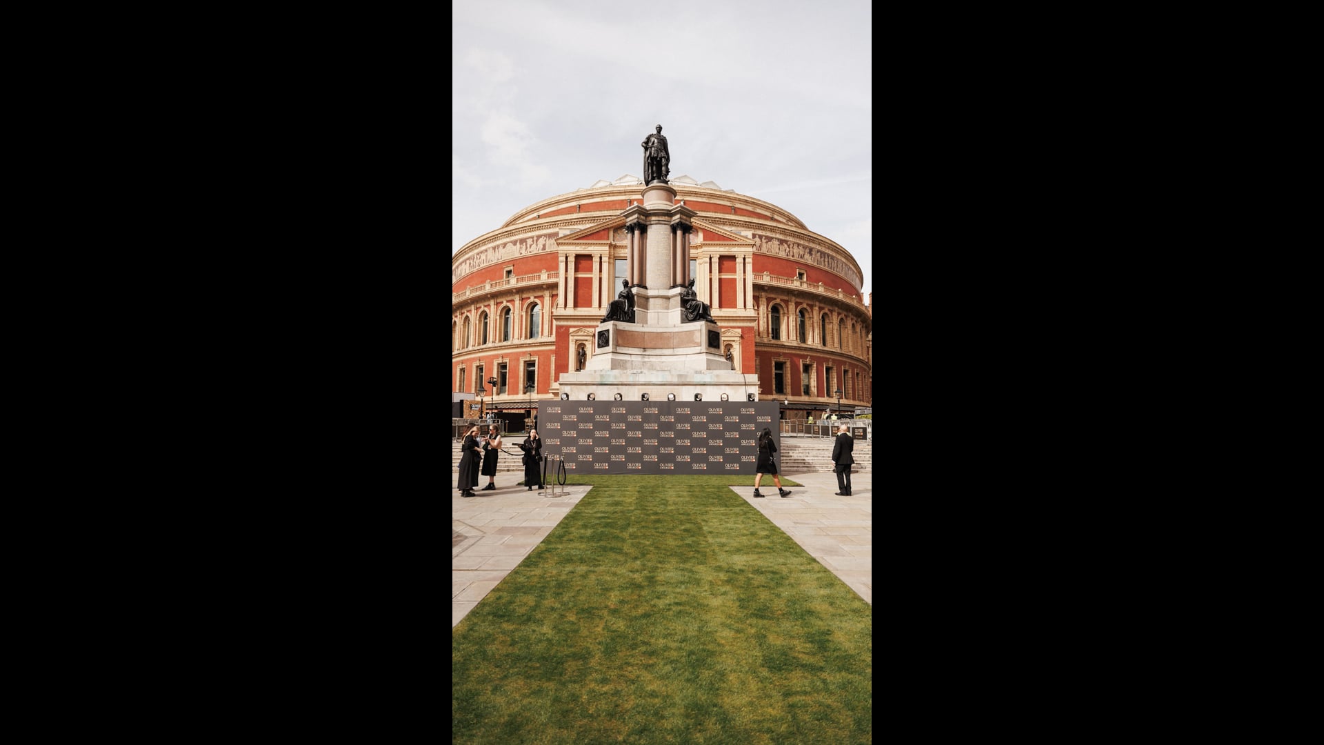 MC_Olivier_Awards_24_Reel_9x16
