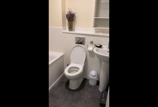 A single  room  with private bathroom  Main Photo