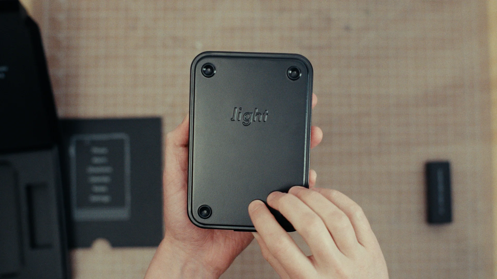 Light Phone III、初期ロット発送は3月初旬に遅れる模様。製品開発の方