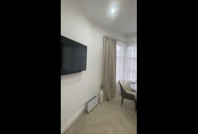 Room In Luxury Apt NW2 | Short Term Stay Available Main Photo