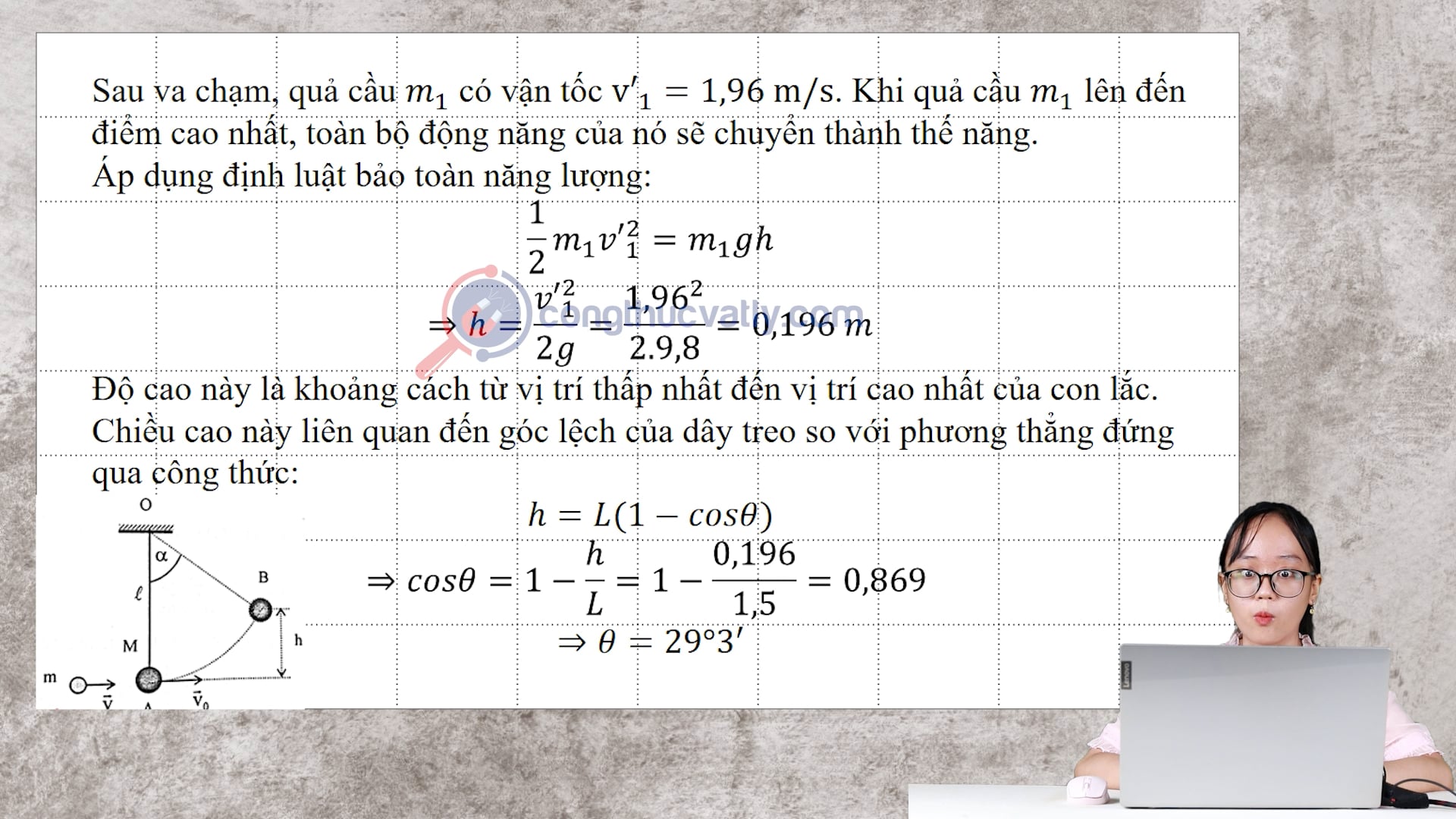 Một con lắc đơn có chiều dài dây là 1,5 m, khối lượng quả cầu là m1 = 1 kg đang đứng yên tại vị trí cân bằng.