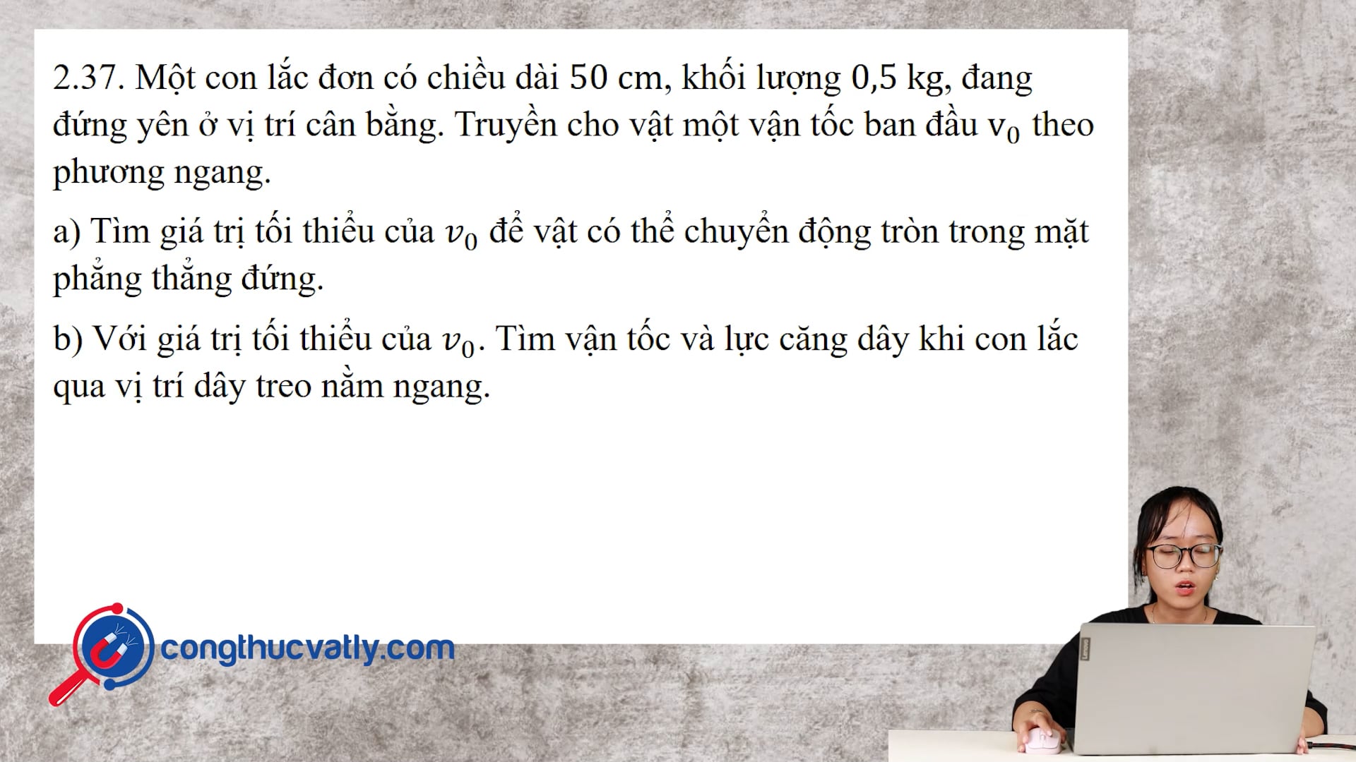 Một con lắc đơn có chiều dài 50 cm, khối lượng 0,5 kg, đang đứng yên ở vị trí cân bằng.