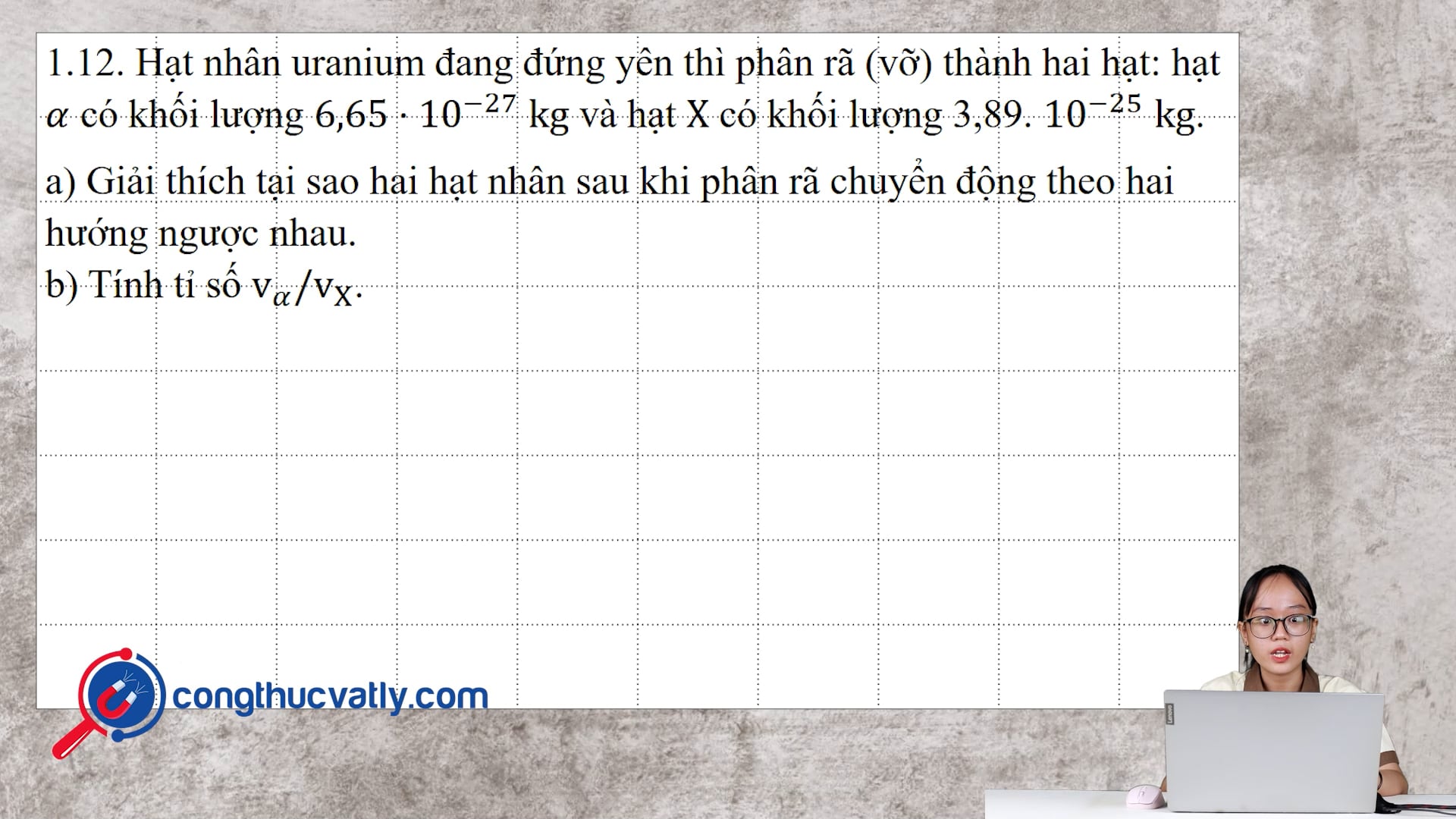 Hạt nhân Uranium đang đứng yên thì phân rã thành hai hạt.