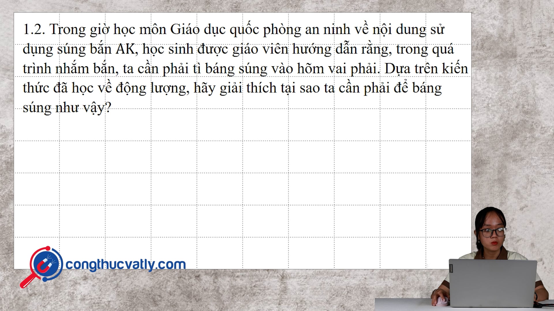 Trong giờ học môn Giáo dục quốc phòng an ninh về nội dung sử dụng súng bắn AK.