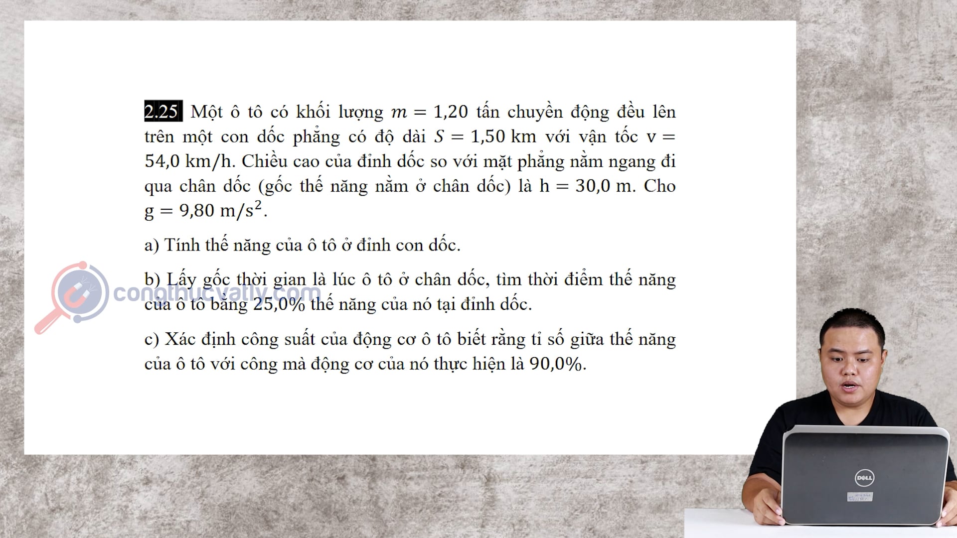 Một ô tô có khối lượng m = 1,20 tấn chuyển động đều lên trên một con dốc phẳng có độ dài S = 1,50 km với vận tốc v = 54,0 km/h.