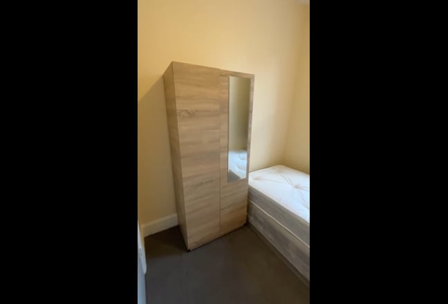 Single room for rent near ilford station Main Photo