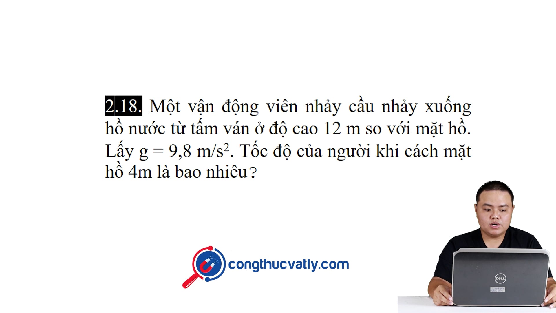 Một vận động viên nhảy cầu nhảy xuống hồ nước từ tấm ván ở độ cao 12 m so với mặt hồ.