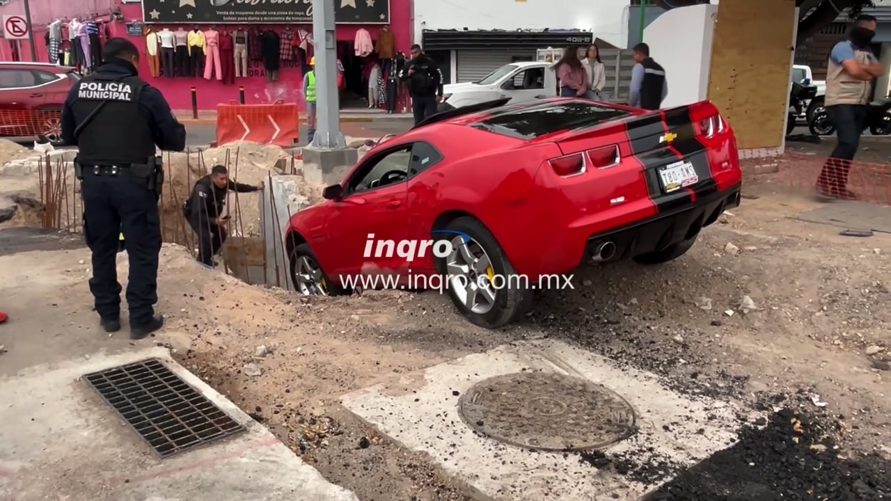 Auto cae en obra de 5 de febrero y Pino Suárez