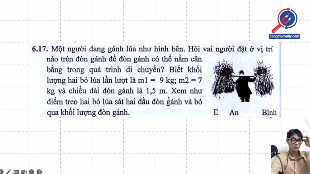 Một người đang gánh lúa như hình bên. Hỏi vai người đặt ở vị trí nào trên đòn gánh để đòn gánh có thể nằm cân bằng trong quá trình di chuyển?