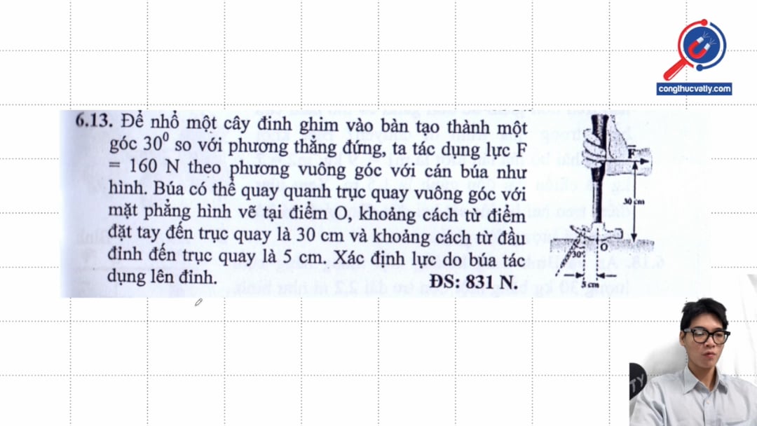 Để nhổ một cây đinh ghim vào bàn tạo thành một góc 30 độ so với phương thẳng đứng, ta tác dụng lực F = 160 N theo phương vuông góc với cán búa. Xác định lực do búa tác dụng lên đinh.