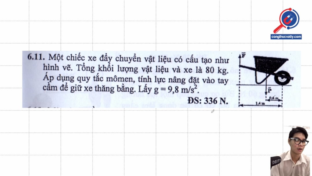 Một chiếc xe đẩy chuyển vật liệu có cấu tạo như hình vẽ. Tổng khối lượng vật liệu và xe là 80 kg. Tính lực nâng đặt vào tay cầm để giữ xe thăng bằng.