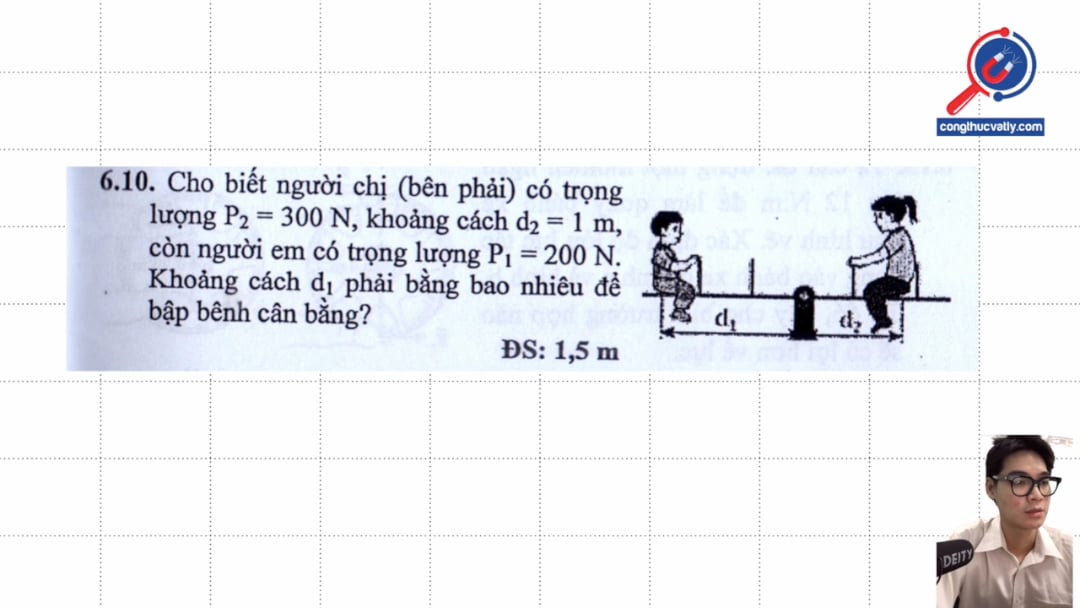 Cho biết người chị có trọng lượng P2 = 300 N, khoảng cách d2 = 1 m, còn người em có trọng lượng P1 = 200 N. Khoảng cách d1 phải bằng bao nhiêu để bập bênh cân bằng?