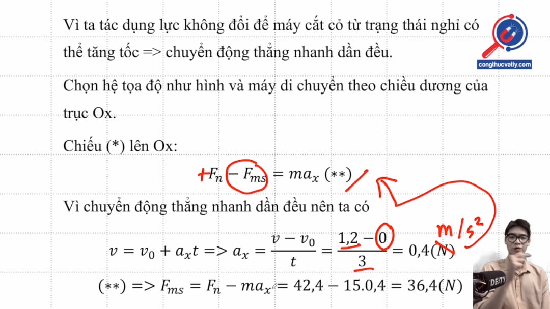 Một người đẩy máy cắt cỏ có khối lượng 15,0 kg di chuyển với một lực có độ lớn không đổi bằng 60,0 N. Tìm độ lớn của lực đẩy theo phương ngang và thẳng đứng.