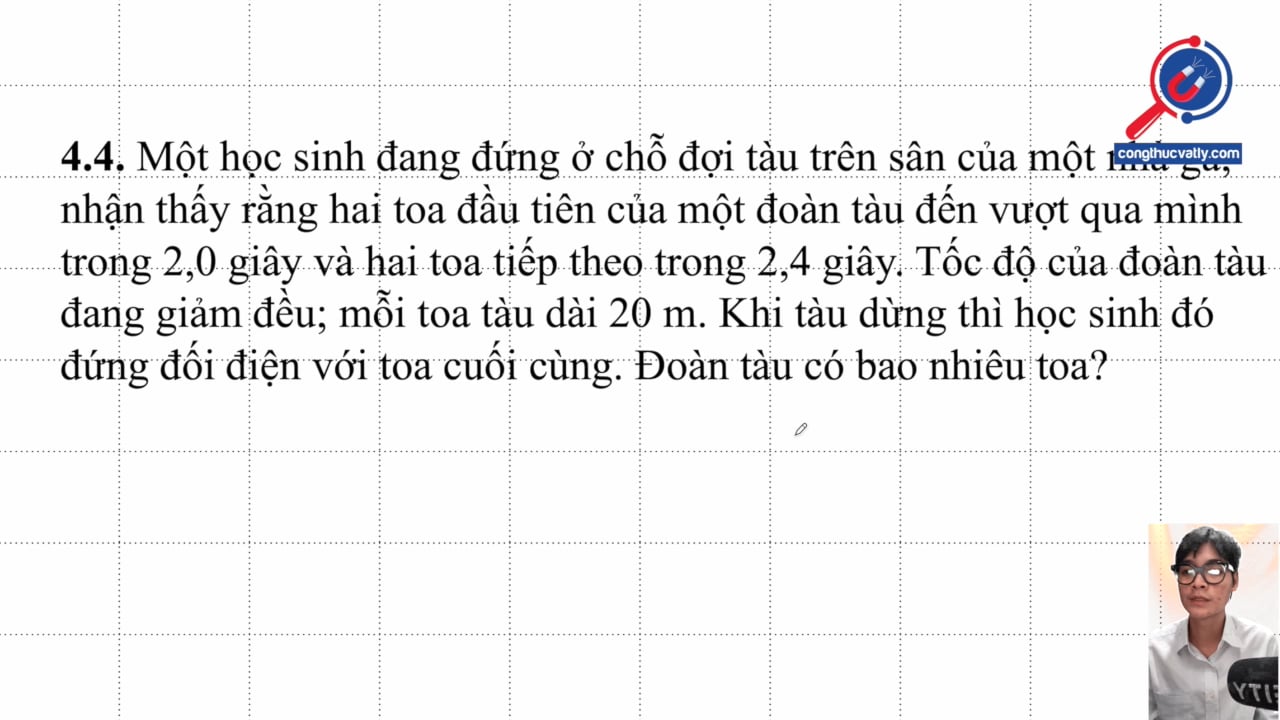 Một học sinh đang đứng ở chỗ đợi tàu trên sân của một nhà ga, nhận thấy rằng hai toa đầu tiên vượt qua mình trong 2,0 giây. Đoàn tàu có bao nhiêu toa?