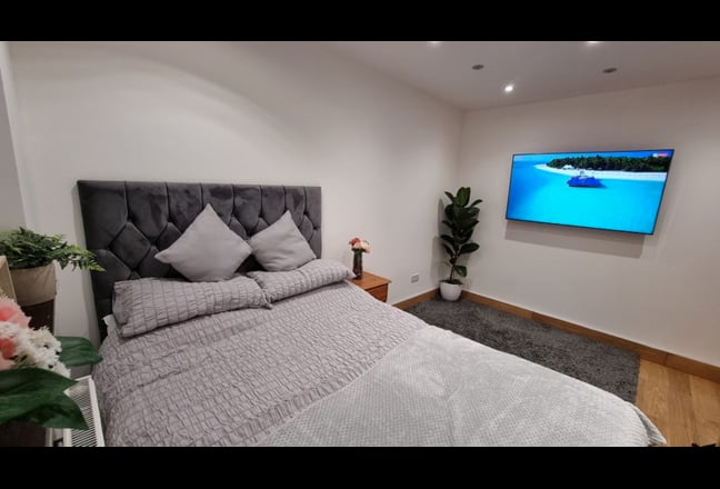 Lovely double cosy room with smart tv for a lady Main Photo