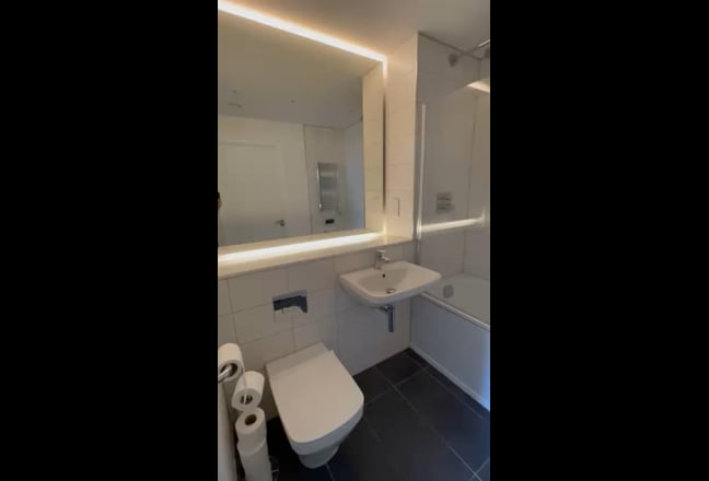 En-suite in Salford (Local Crescent) Main Photo