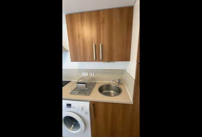 Large studio flat for rent - central (SN1) Swindon Main Photo