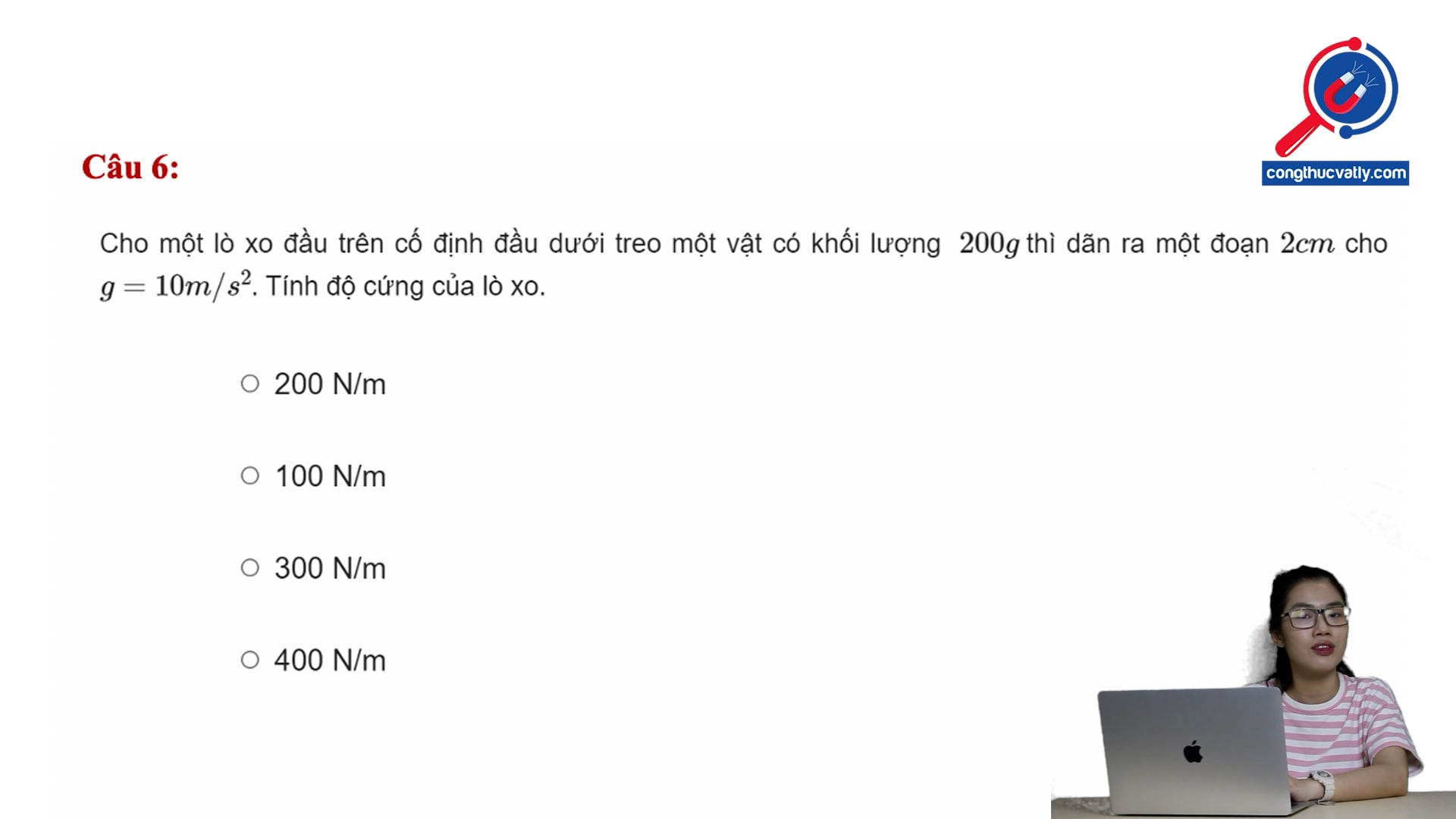 Cho một lò xo đầu trên cố định đầu dưới treo một vật có khối lượng 200g thì lò xo dãn ra một đoạn 2cm. Tính độ cứng của lò xo.