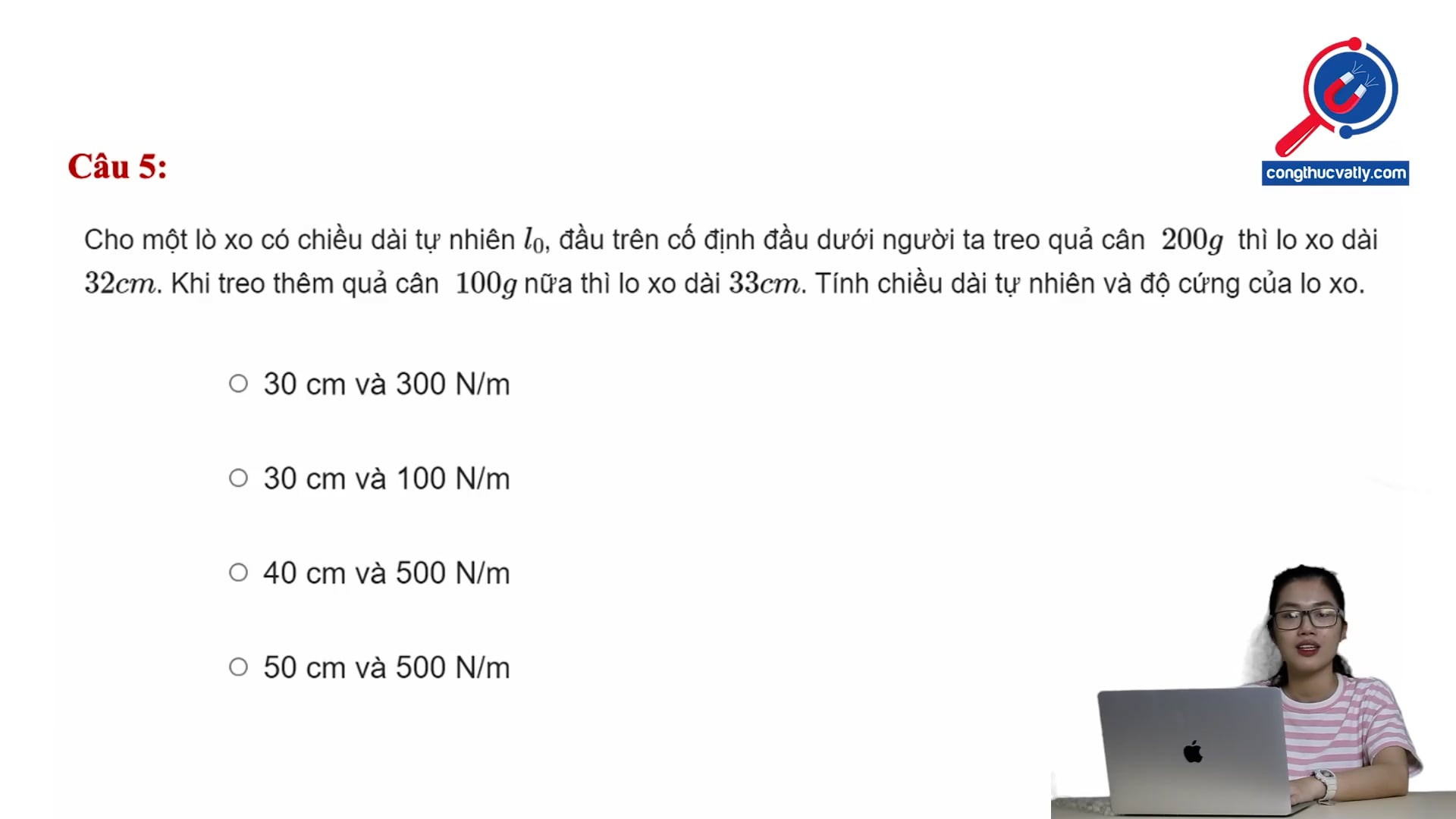 Khi treo thêm quả cân 100g nữa thì lò xo dài 33cm. Tính chiều dài và độ cứng của lò xo
