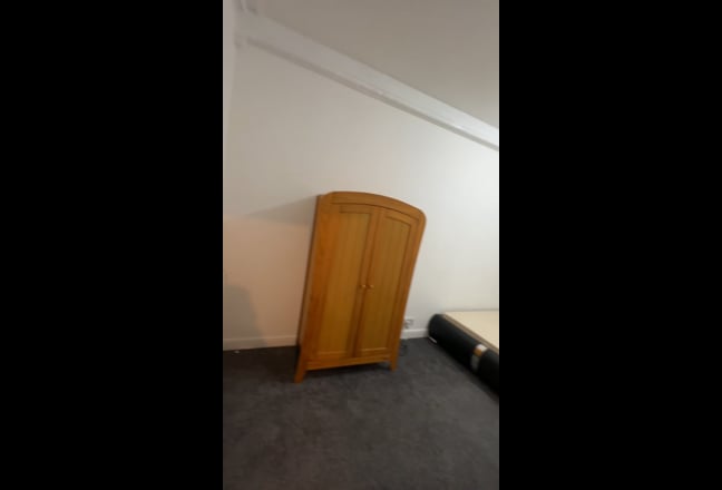 1 room in a 2 bedroom flat available  Main Photo