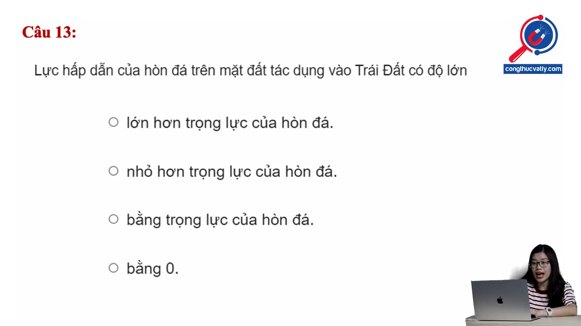 Lực hấp dẫn của hòn đá trên mặt đất tác dụng vào Trái Đất có độ lớn như thế nào?