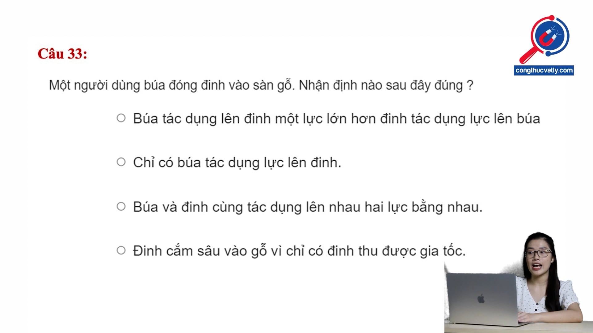 Một người dùng búa đóng đinh vào sàn gỗ. Nhận định nào sau đây là đúng?
