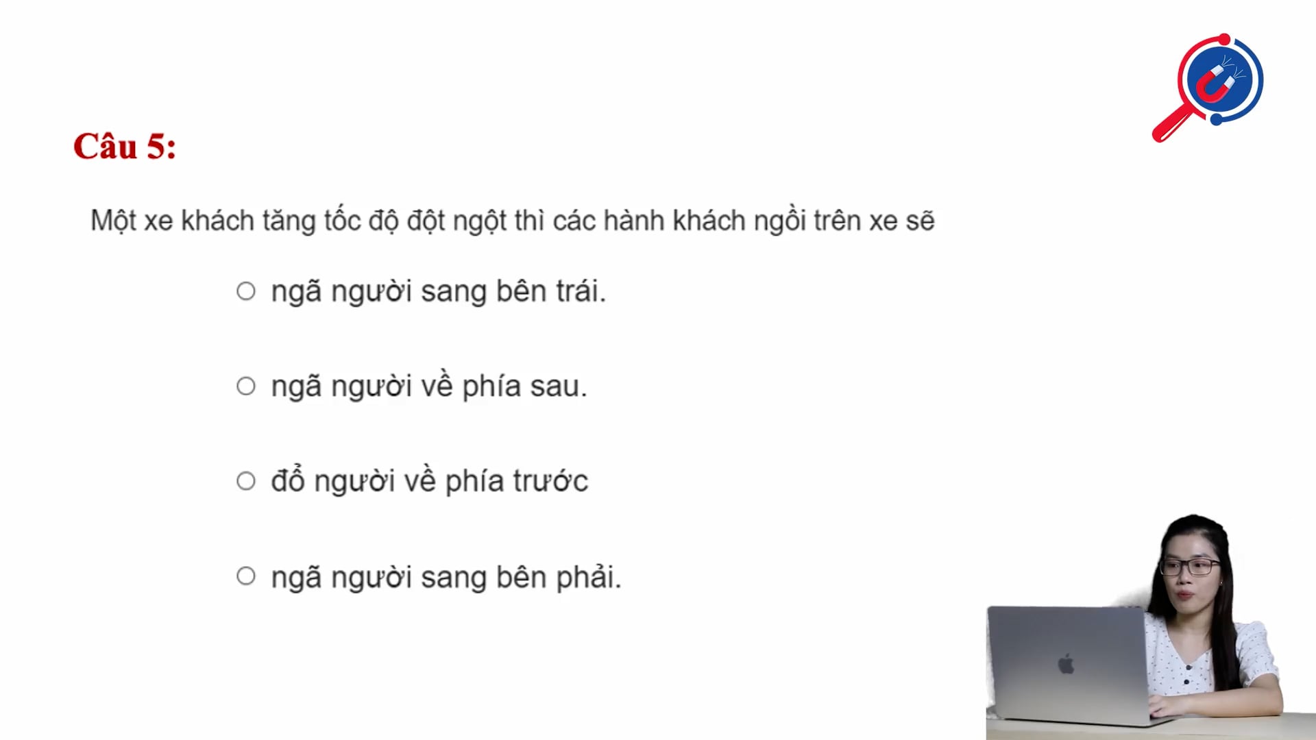Một xe khách tăng tốc đột ngột thì các hành khác ngồi trên xe sẽ như thế nào?