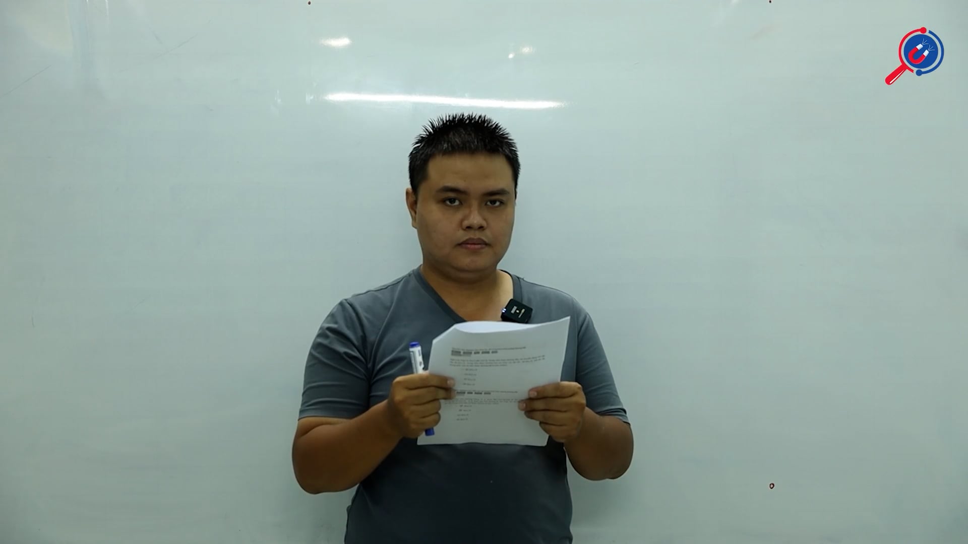 Một vận động viên chạy hết một vòng quanh sân vận động có chu vi 800 mất hết 40. Chọn kết luận đúng.